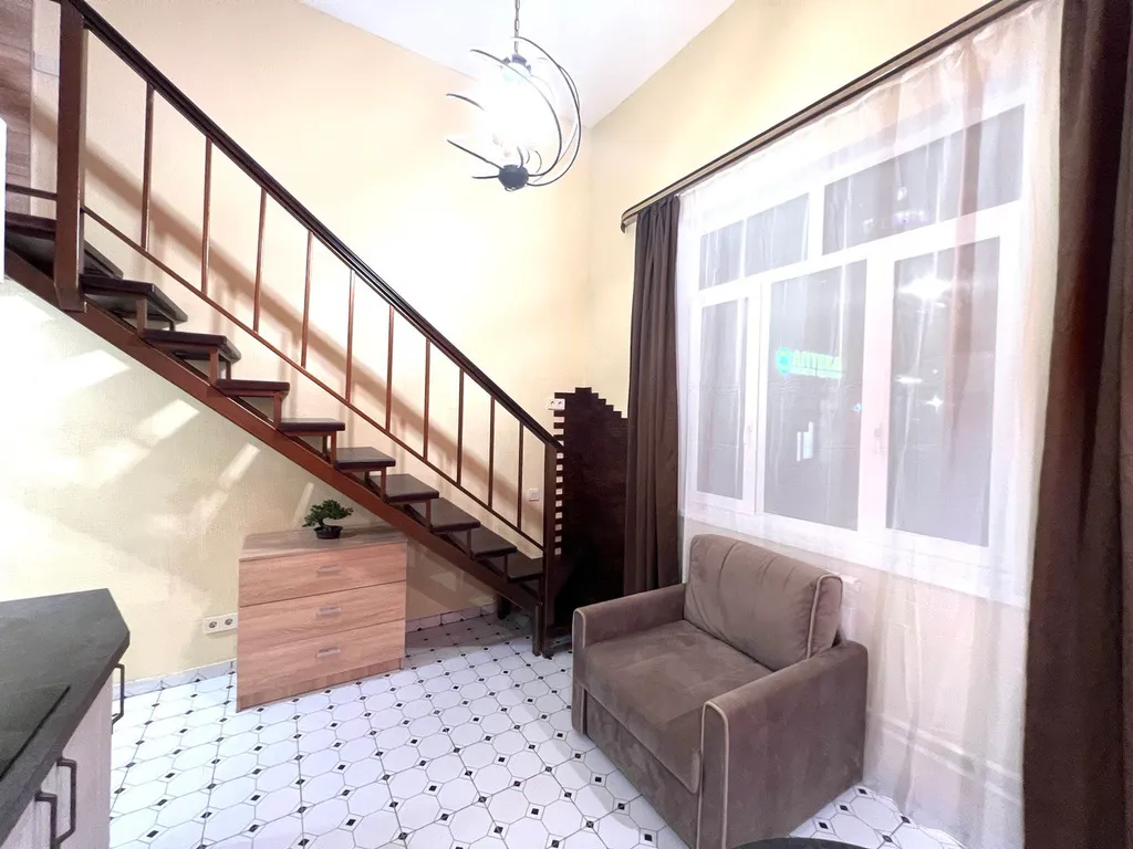 Стильная двухуровневая студия Оранж