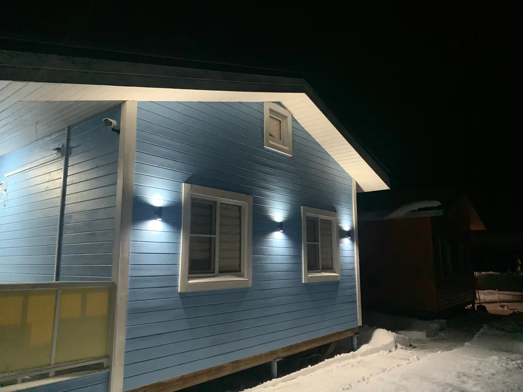 Два новых дома на большом участке с лесом