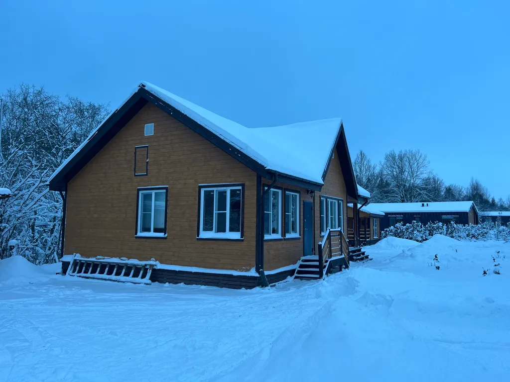 Новый коттедж для отдыха у реки с бассейном и баней