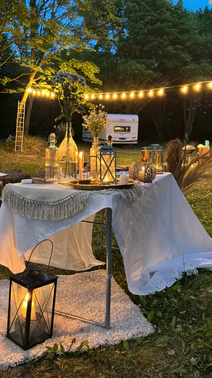 Семейный автодом возле озера