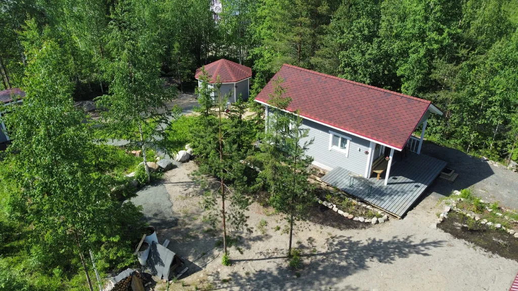 Дом и баня у скалы