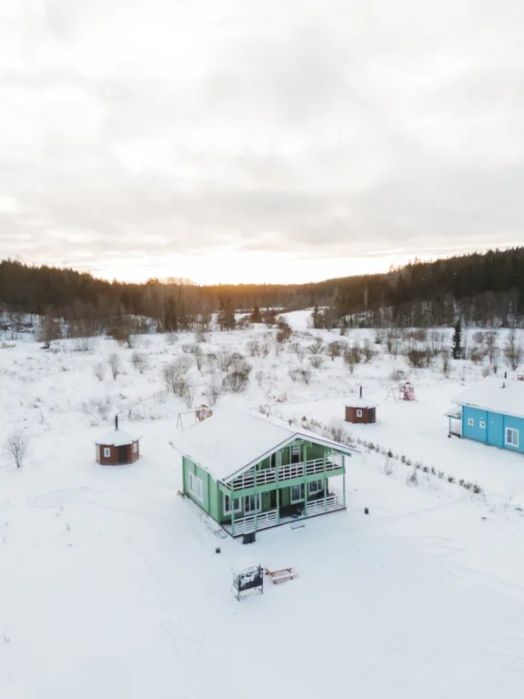 Новый дом с видом на озеро, сауной, гриль-домом и детской площадкой