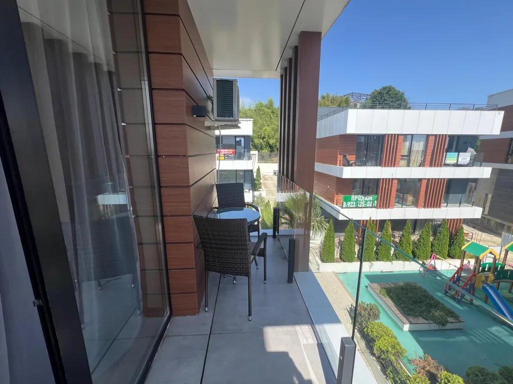 Стильная студия с бассейном