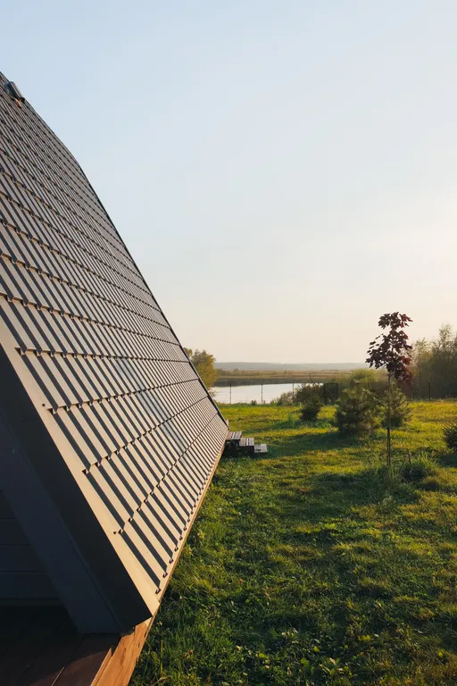 А-фрейм Ель на берегу реки