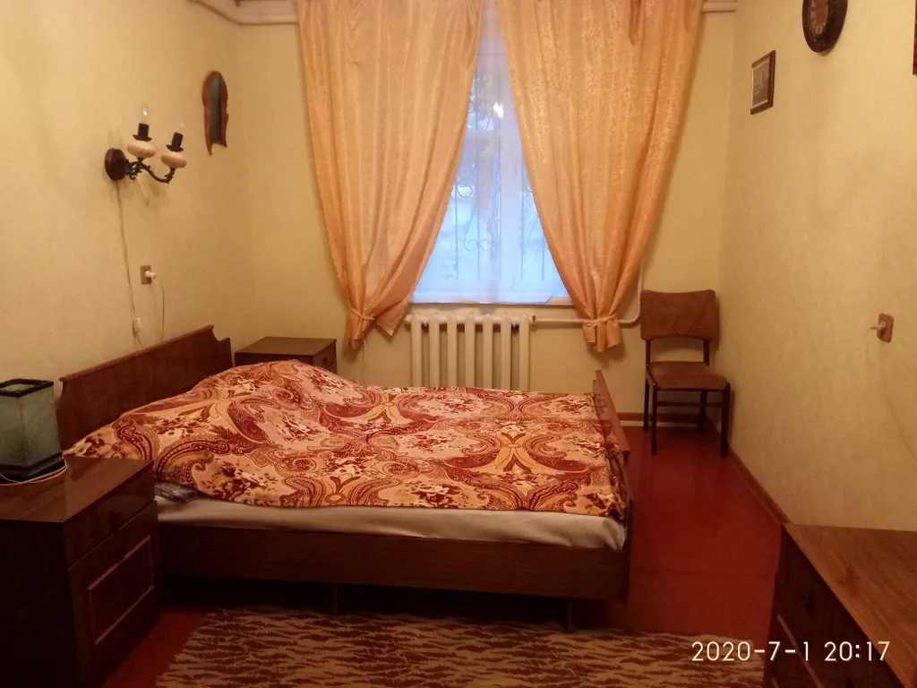 Светлая комната с видом на осенний сад