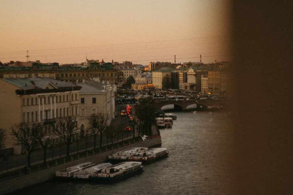 Галерея 300 м с панорамным видом на Фонтанку