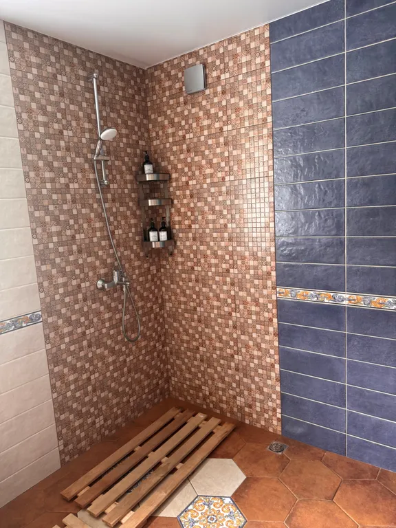 Двухэтажный дом с мангальным комплексом и баней