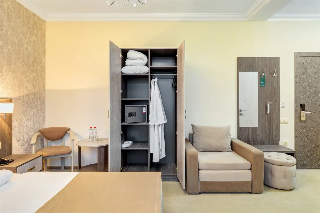 Трехместный комфорт с французским балконом и видом на бассейн и парк