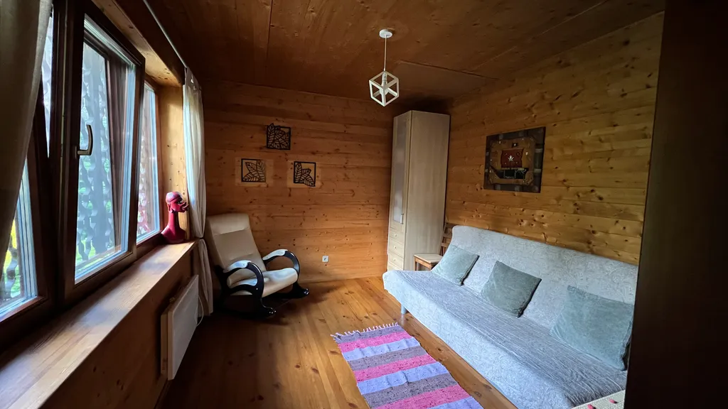 Уединённый хутор в лесу у реки с баней и камином