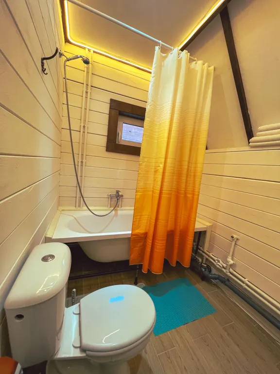 Двухэтажный дом с чаном и баней