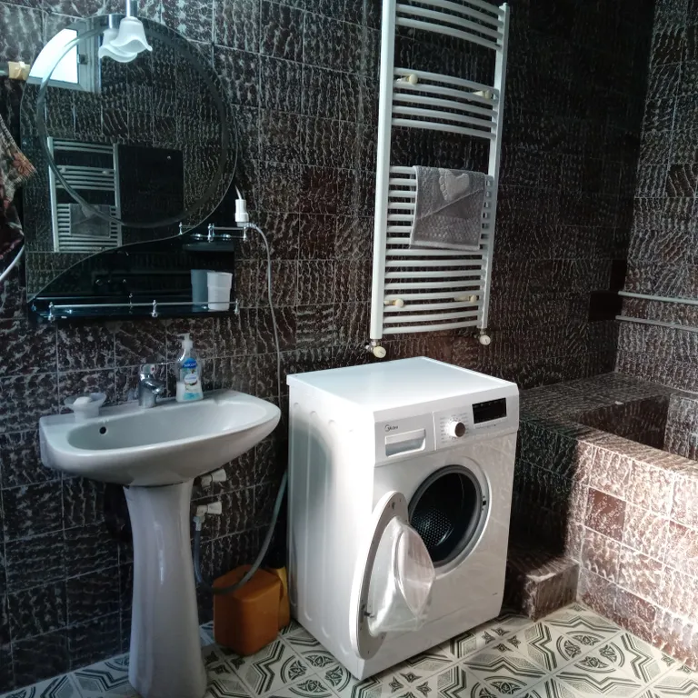 Флигель с балконом в саду