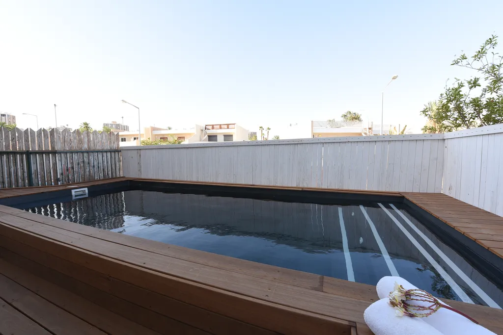 Квартира с чястном бассейном