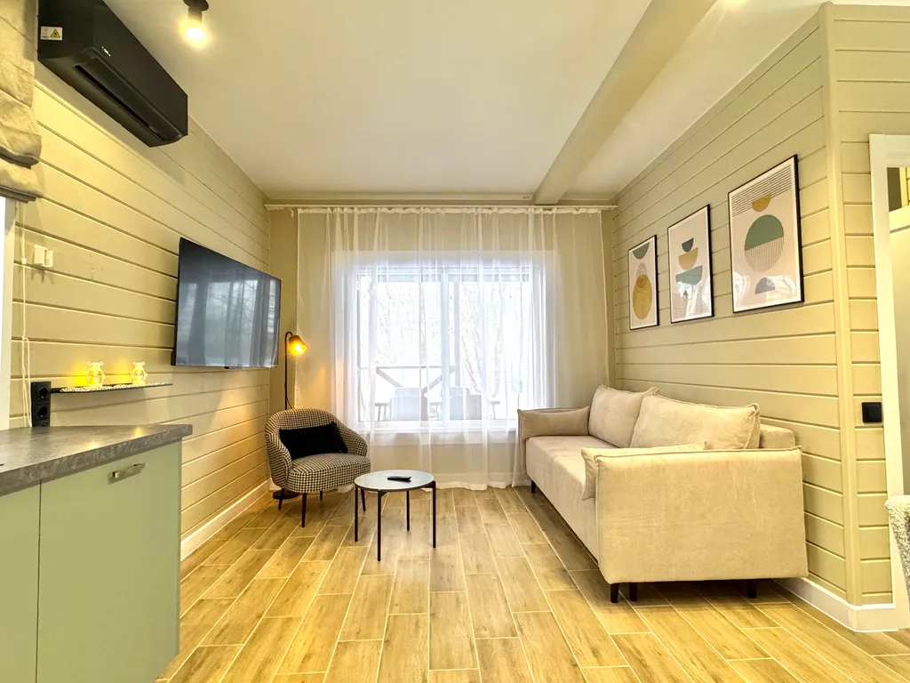 Дом рядом с озером