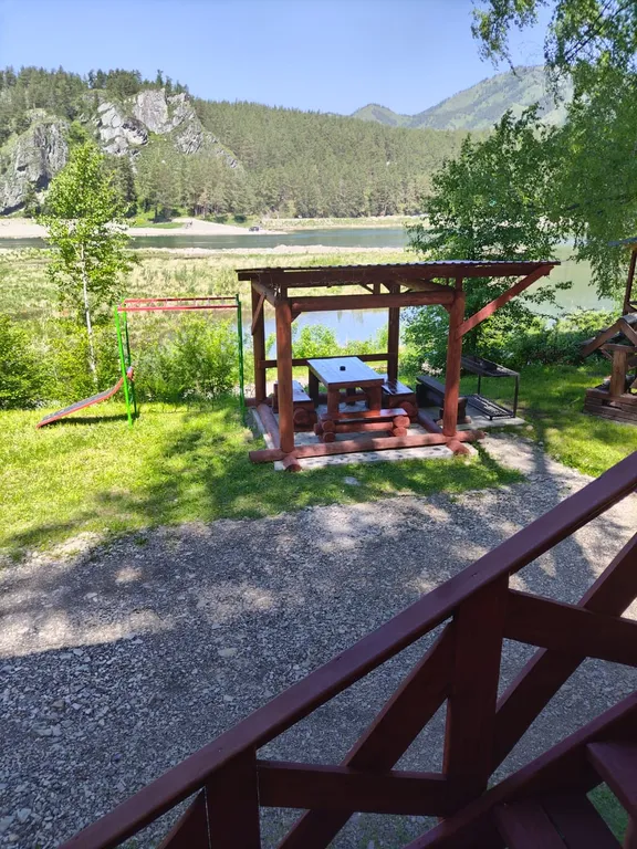 Коттедж с видом на озеро и горы