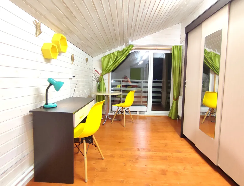 Петербургская дача на холме прямо у озера