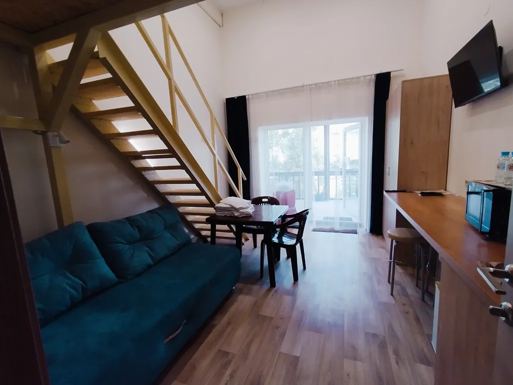 Четырёхместный стандарт с  широкими кроватями на двух уровнях