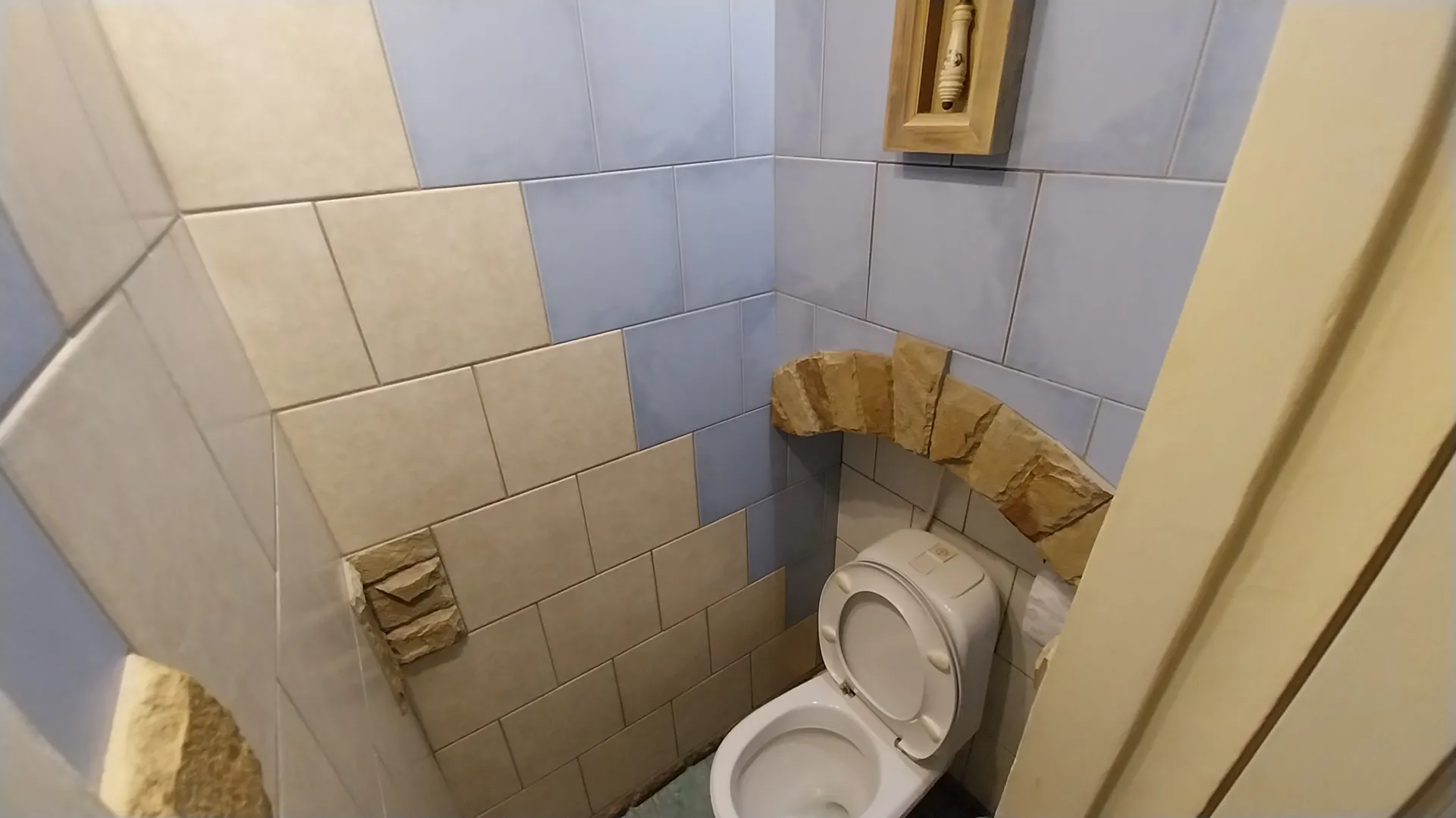 Над аркой в раме ручка от унитаза, того самого, что стоял здесь, когда по улице Широкой (теперь Ленина), бродил сам вождь мирового пролетариата!