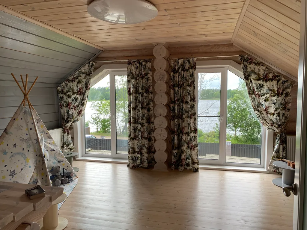 Деревянный комфортабельный дом на берегу озера