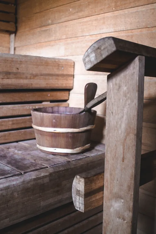 Дом у озера из натурального дерева