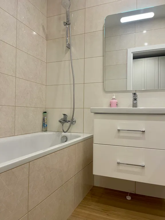 Новая квартира с кроватью возле панорамного окна, высокий этаж