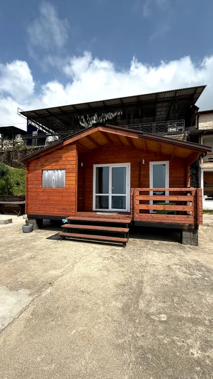 Домик на берегу с видом на море