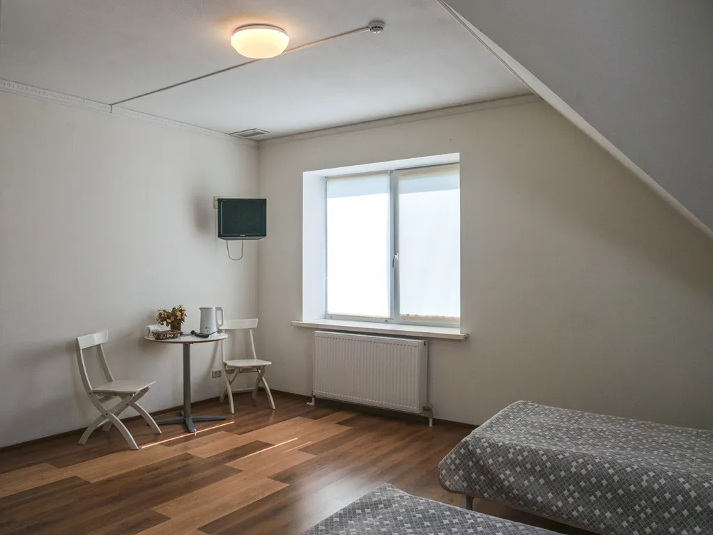 Комната с двумя односпальными кроватями в коттедже