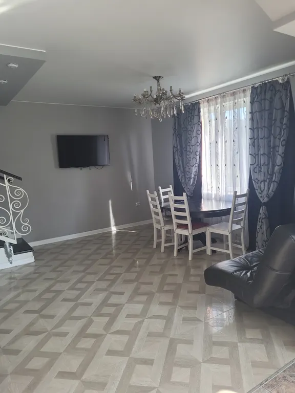 Дом с камином, зоной барбекю, батутом