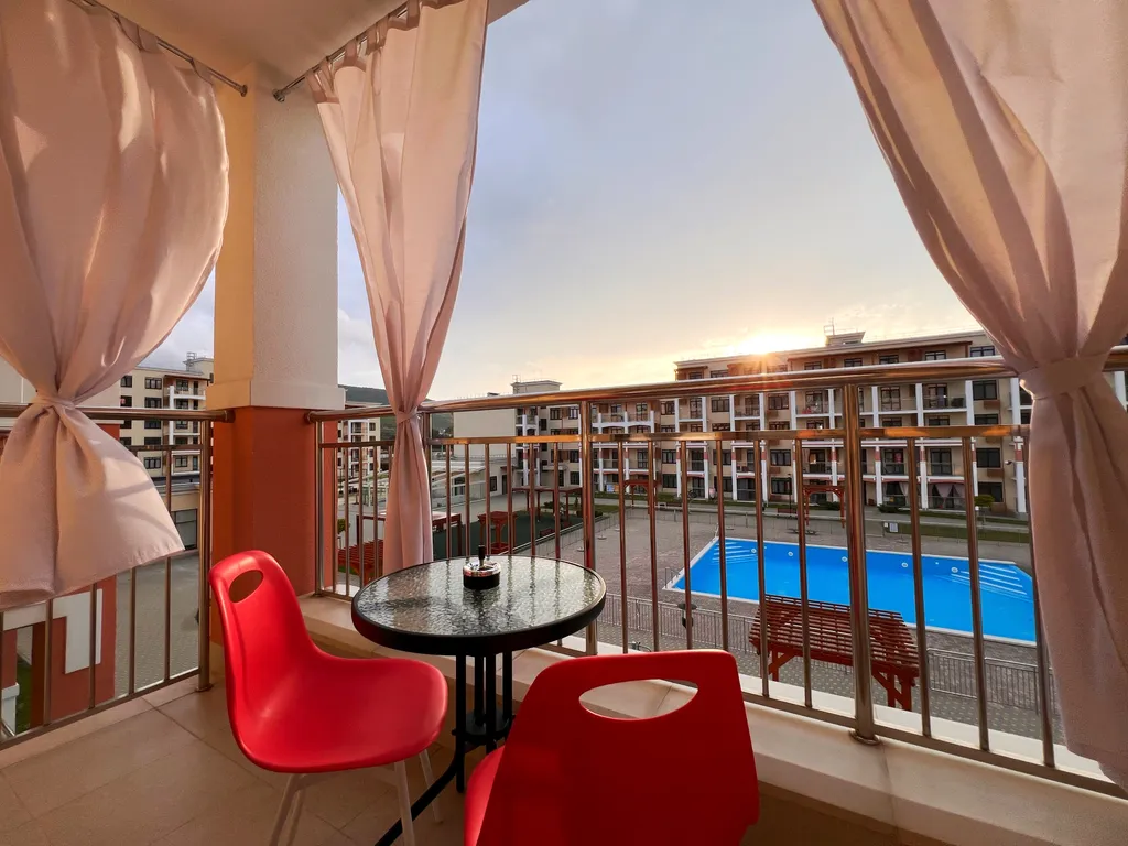 Стильная квартира-студия в яркой цветовой гамме с видом на бассейн