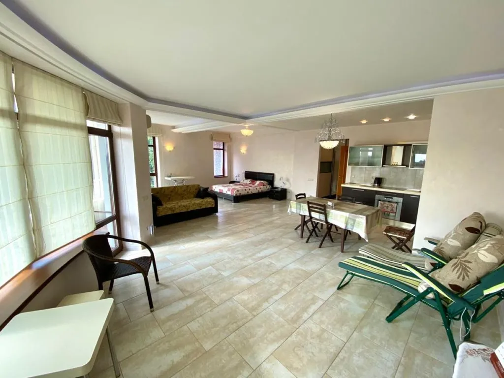 Квартира-студия с видом на море, парк Чаир и гору Ай-Петри