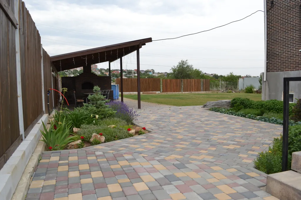 Уютный дом с зеленой лужайкой