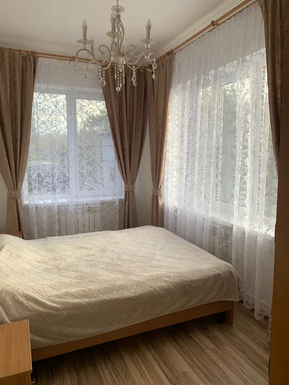 Двухэтажный дом с бассейном, верандой и видом на горы