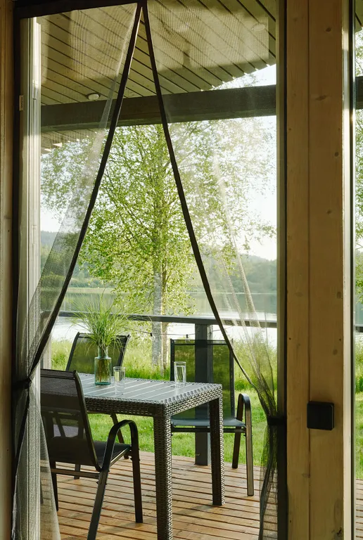 Уютный дом на берегу озера