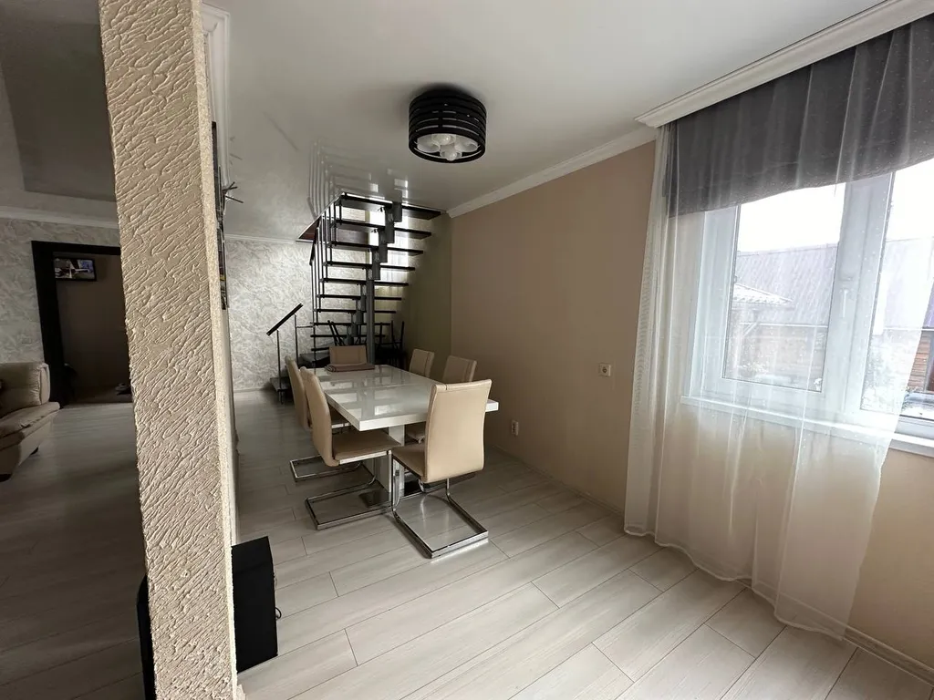 Уютный домик с бассейном в черте города