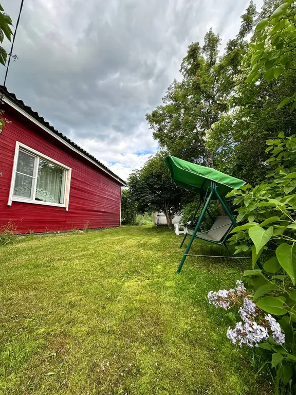 Уютный дом на берегу реки