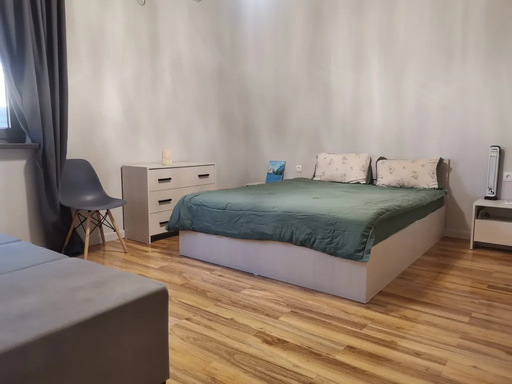 Дом под ключ с зелёной лужайкой и плодовыми насаждениями