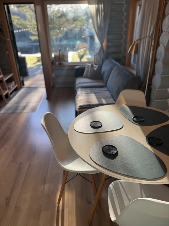 Дом на берегу реки в тихой деревне