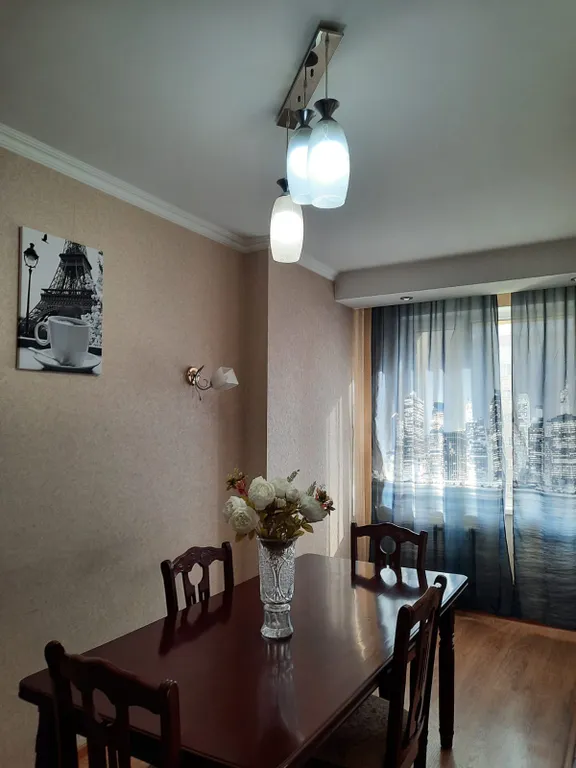 Трёхкомнатная, три кровати, диван, самый центр левого берега