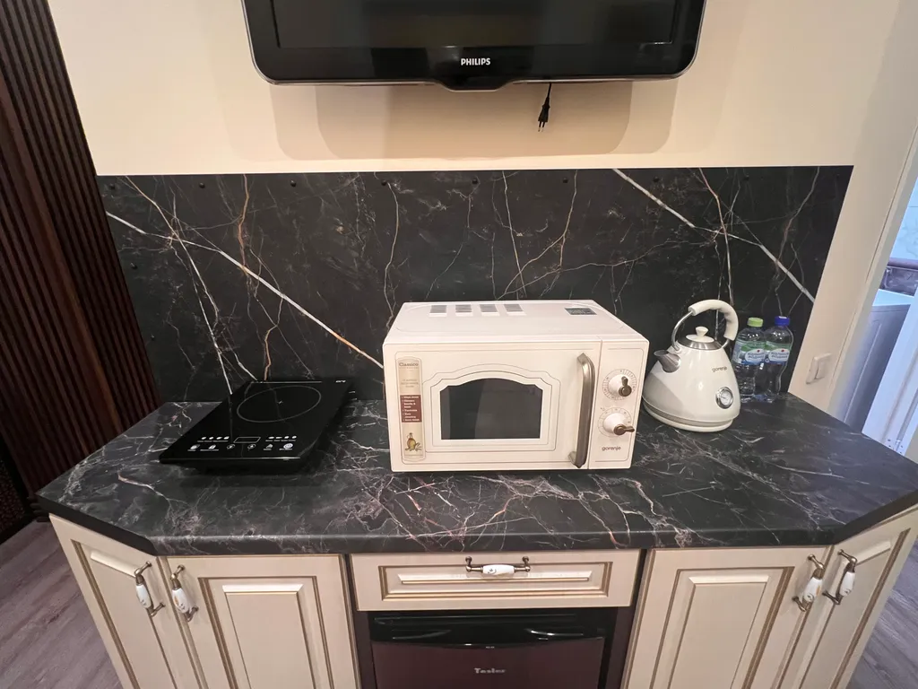 Квартира-студия в центре города с видом на Марьинский сквер