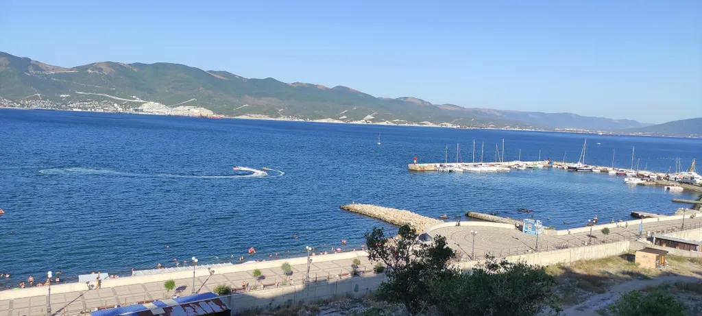 Новая евро-двушка с панорамным видом на море и пляж перед домом