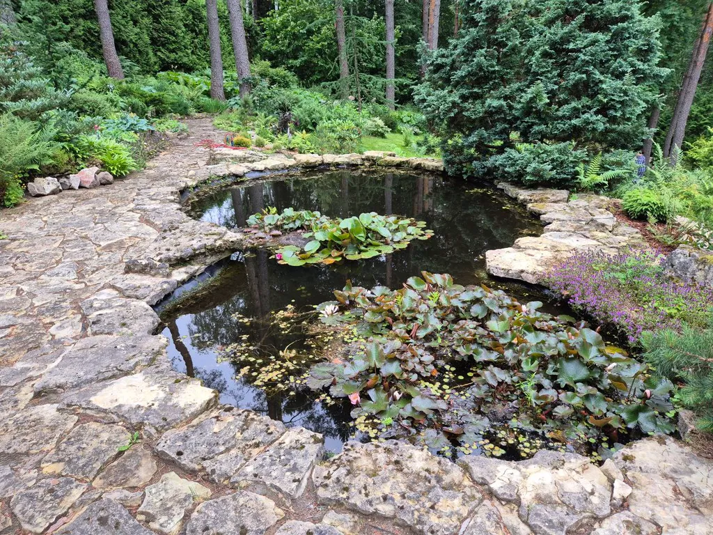 Двухэтажный загородный дом рядом с озером