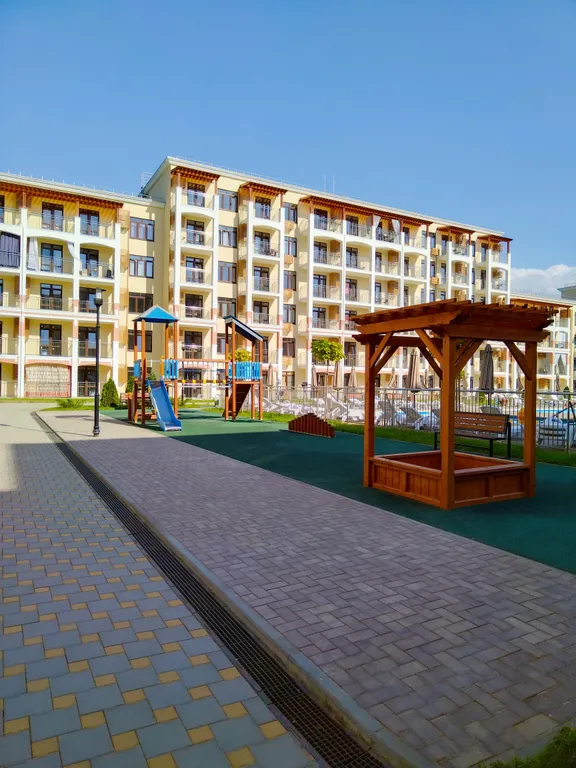 Апартаменты с бассейнами во дворе