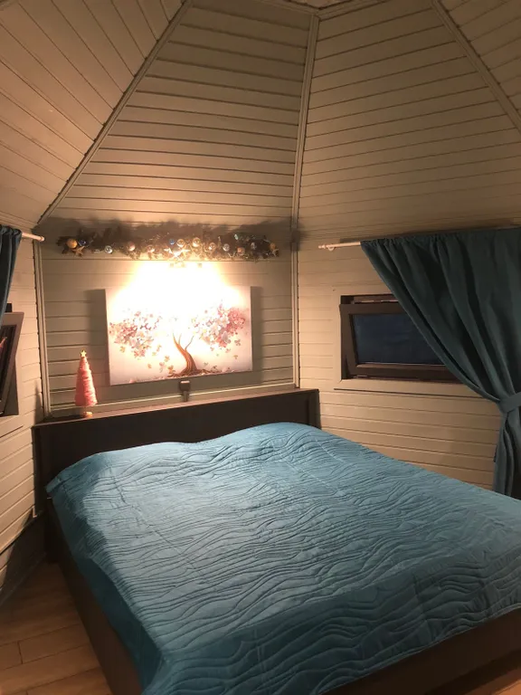 Уютный загородный дом с зоной барбекю и приватной территорией