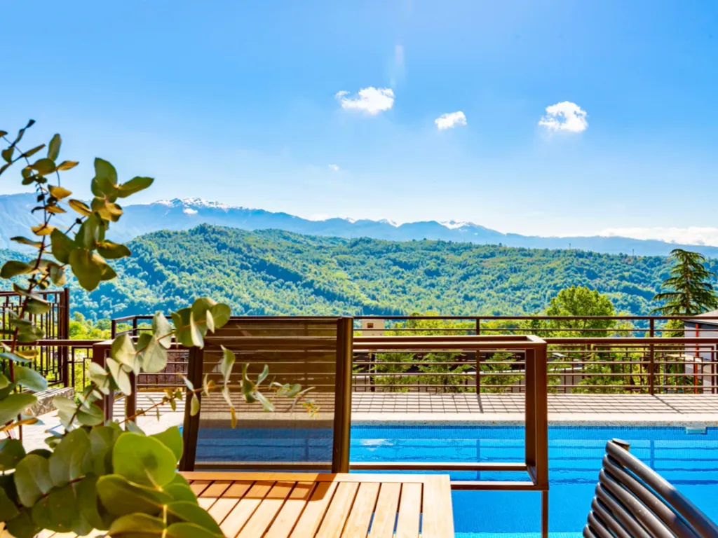 Новый дом с бассейном, сауной и панорамным видом на горы