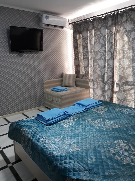 Комната в доме с балконом