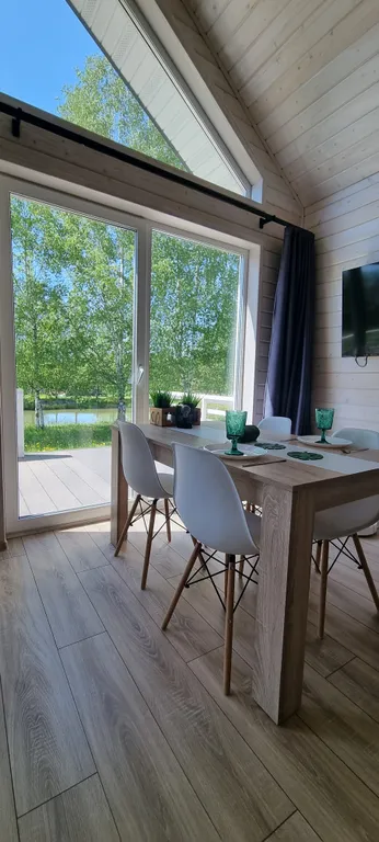 Дом у пруда в лесу