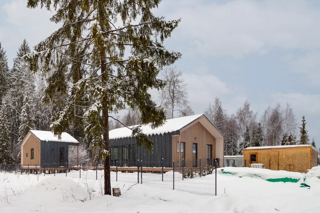 Уютный дом с панорамными окнами и видом на лес