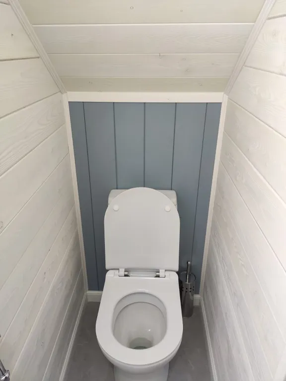 Танхаус камином трёхэтажный, с балконом, 3 комнаты не изолированные.