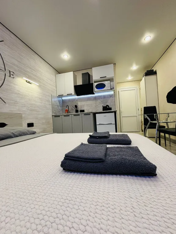 Студия с видом на бассейн