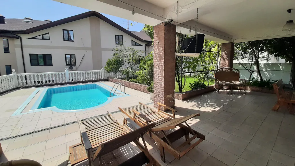 Дом с бассейном недалеко от моря