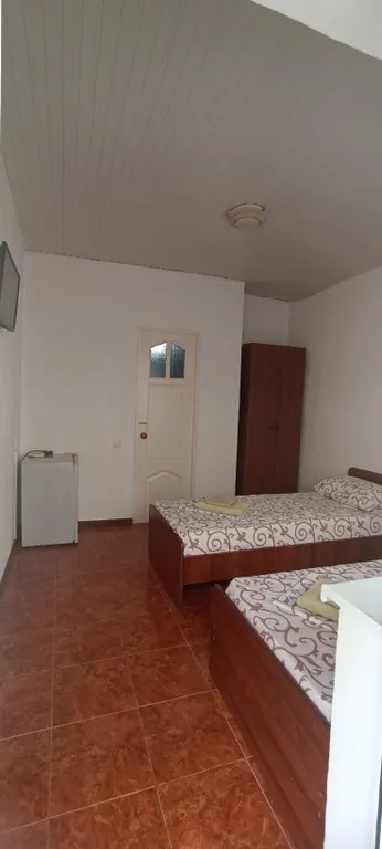 Уютный номер на первом этаже в маленьком гостевом доме с бассейном